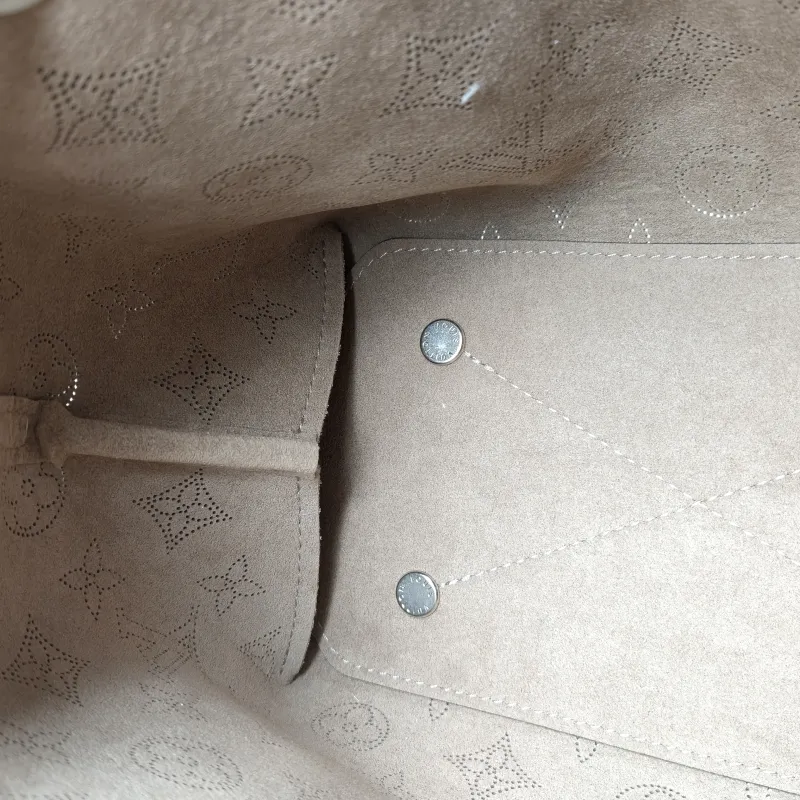 Louis Vuitton Crossbody Bag BELLA Calfskin One Size 22 × 14 × 19 cm — detail view 2 of 11