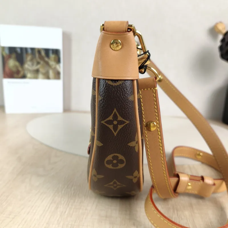 Louis Vuitton Crossbody Bag Loop Monogram PVC Small23 × 6 × 13 cm — detail view 1 of 10