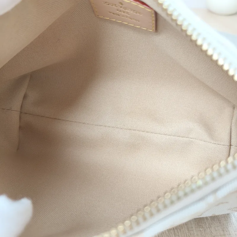 Louis Vuitton Shoulder Bag Pochette Hills White Canvas One Size18.5 × 6.5 × 11 cm — detail view 10 of 12