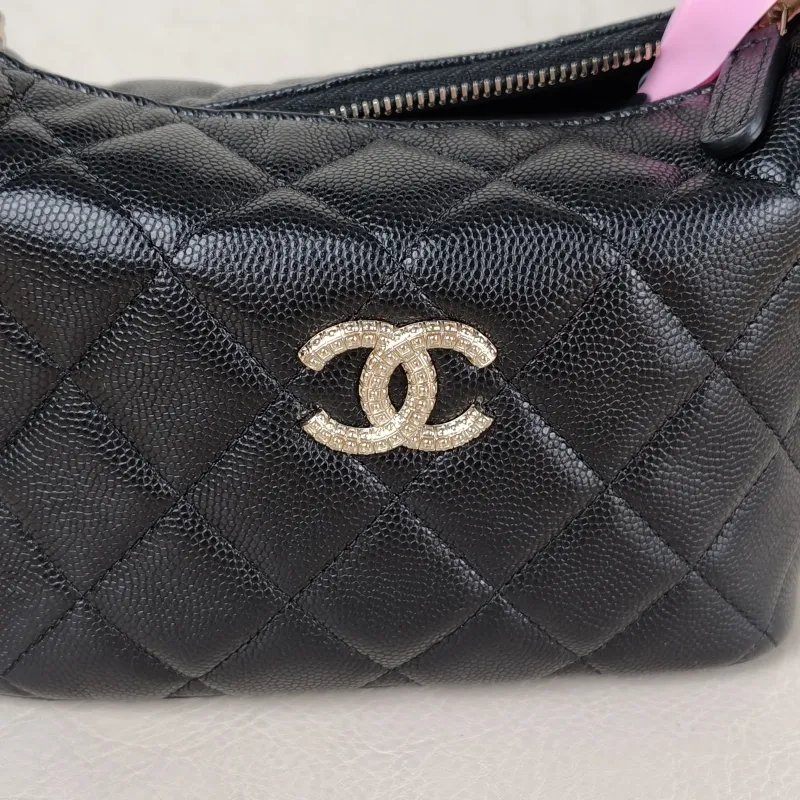Chanel Crossbody Bag Crossbody Bag Black Grained Calfskin 16 × 6 × 13 cm — detail view 4 of 12