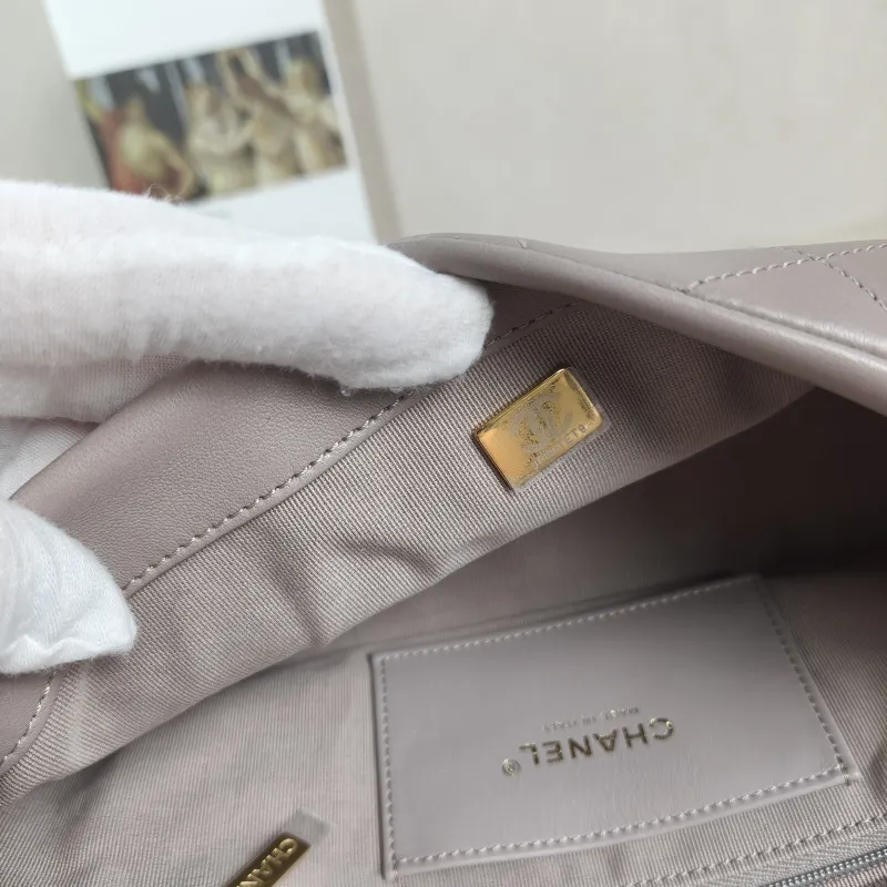 Chanel Shoulder Bag Shoulder Bag Grey Lambskin One Size25 × 5 × 14.5 cm — detail view 7 of 12