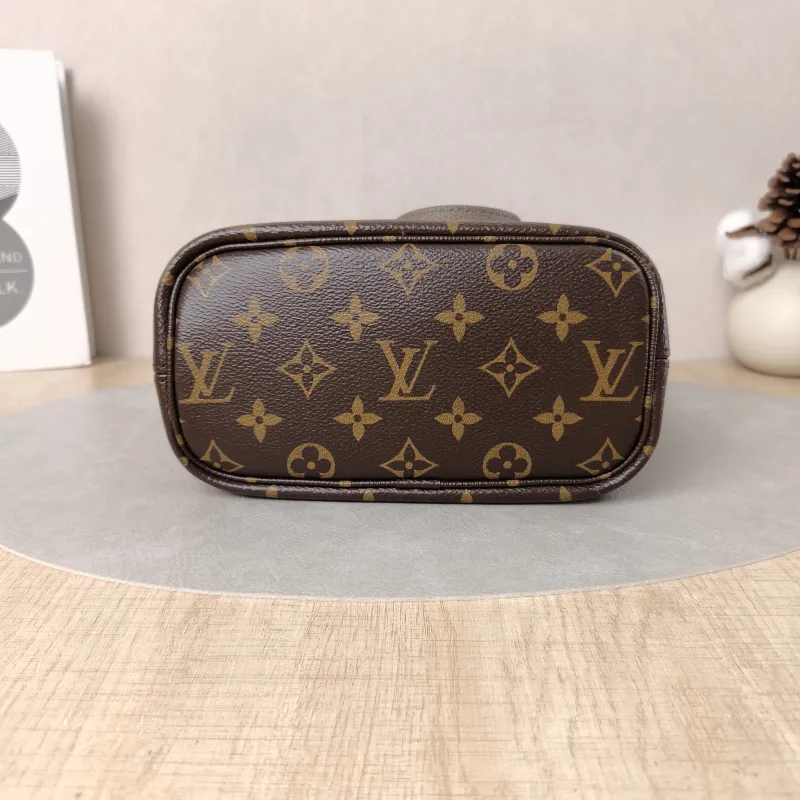 Louis Vuitton Crossbody Bag NEVERFULL INSIDE OUT BB PVC · Calfskin BB26.5 × 11 × 16.5 cm — cover view 2 of 5