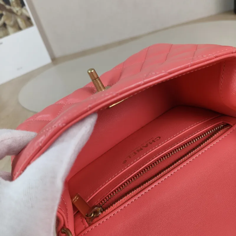 Chanel Crossbody Bag Red Lambskin One Size 17 × 8 × 13.5 cm — detail view 6 of 13