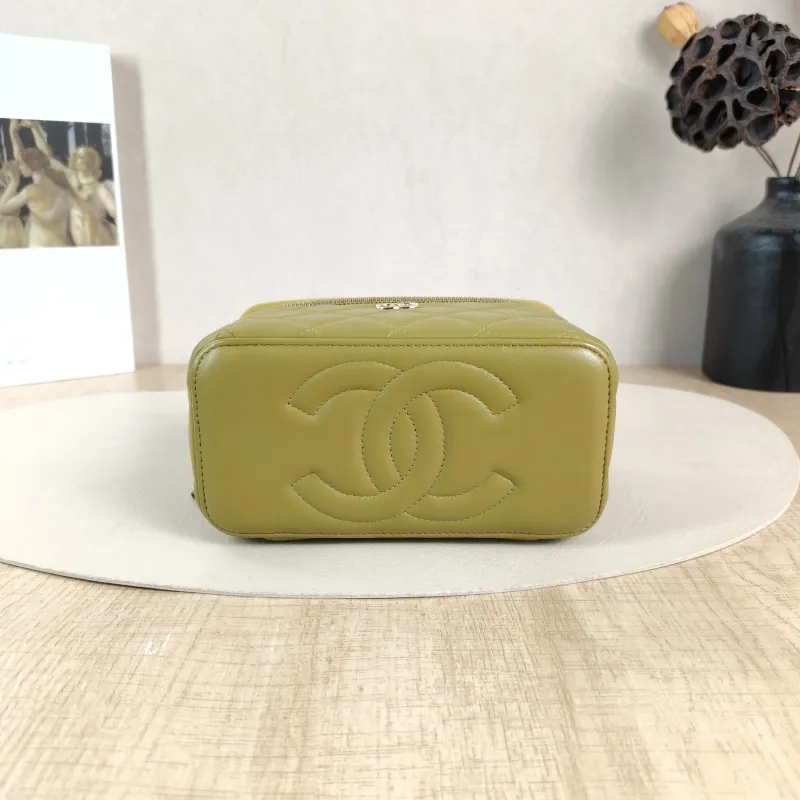 Chanel Crossbody Bag Edition Green Lambskinmini16 × 8 × 9.5 cm — cover view 4 of 5