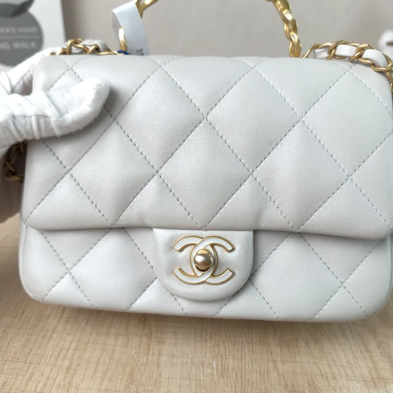 Chanel Crossbody Bag Edition White Lambskin One Size19 × 7 × 13.5 cm — detail view 9 of 14