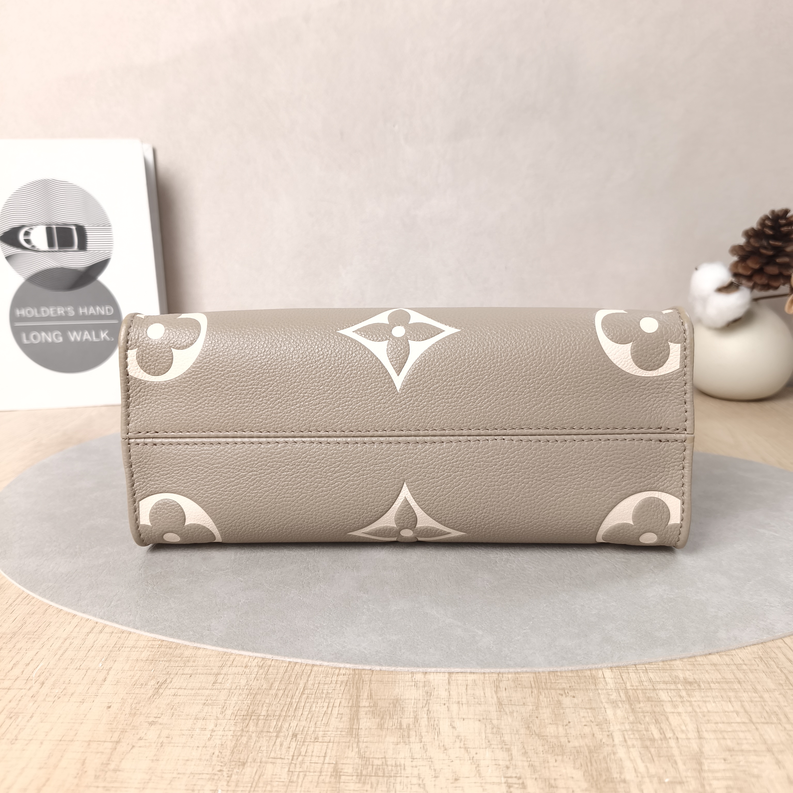 Louis Vuitton Shoulder Bag Onthego · White Empreinte Embossed Calfskin Monogram Small25 × 11.5 × 19 cm — cover view 6 of 6