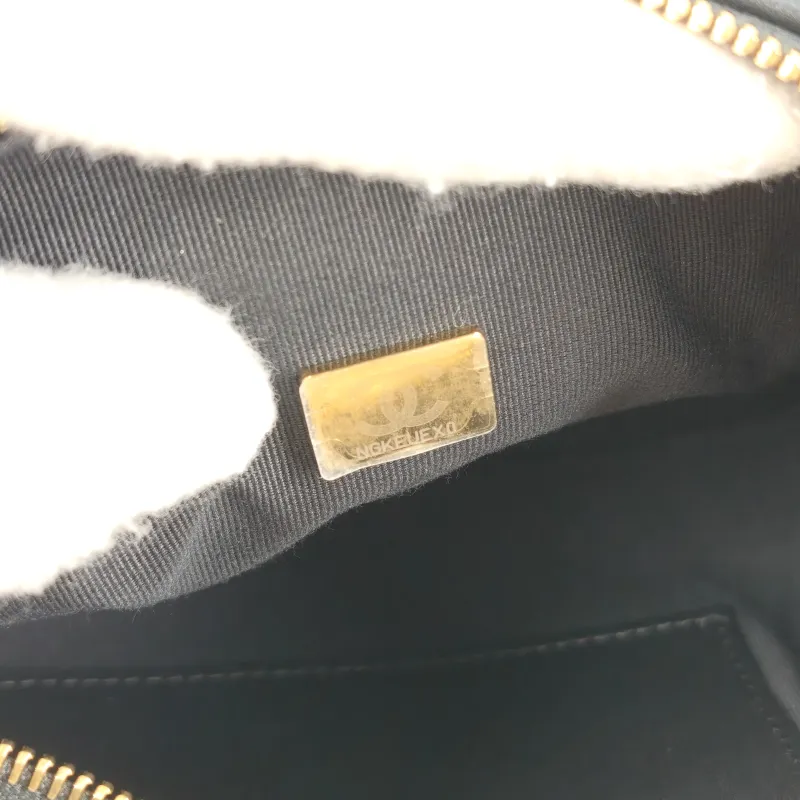 Chanel Shoulder Bag hobo Black with Gold-Tone Hardware Calfskin One Size 24 × 7 × 27 cm — detail view 6 of 13