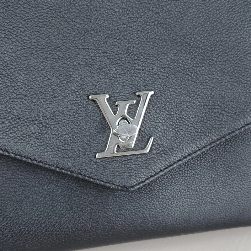 Louis Vuitton Crossbody Bag My Lockme Messenger Bag Black Calfskin Medium28 × 11 × 20 cm — detail view 3 of 15
