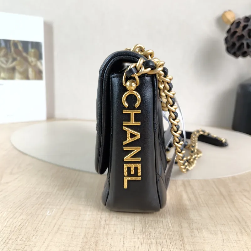 Chanel Crossbody Bag21b Black Lambskinmini19 × 6 × 16 cm — detail view 5 of 14