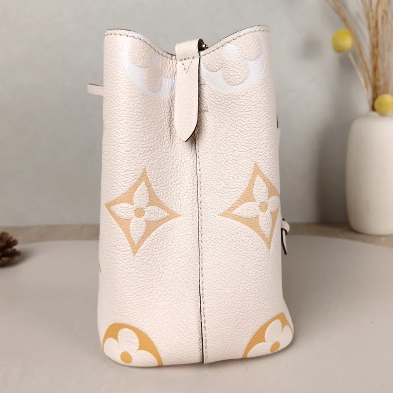 Louis Vuitton Crossbody Bag NÉONOÉ Bucket Bag BB Monogram Empreinte Embossed Calfskin BB 20 × 13 × 20 cm — detail view 1 of 11