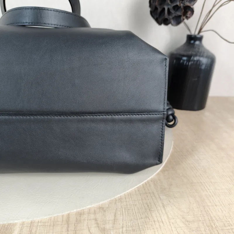 LOEWE Shoulder Bag Flamenco Black Calfskin Large 38 × 14 × 29 cm — detail view 5 of 10