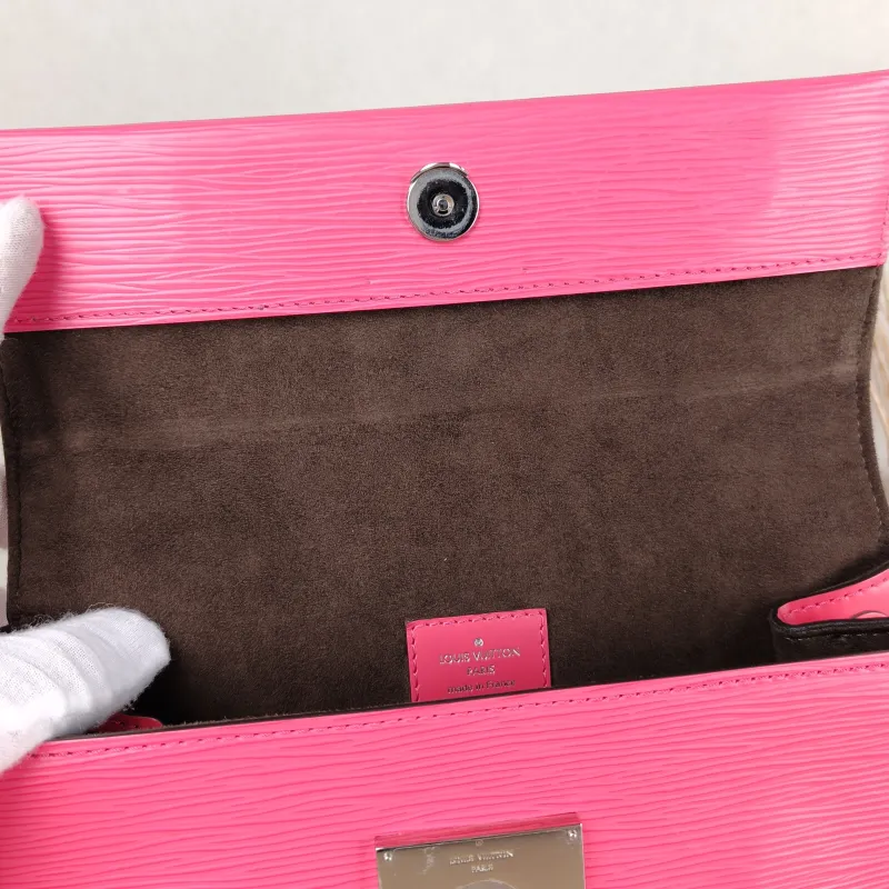 Louis Vuitton Crossbody Bag CLUNY Red Calfskin BB 28 × 10 × 20 cm — detail view 2 of 14