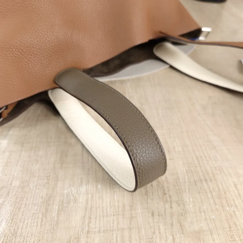 Hermès Top Handle Bag Picotin Lock 22 22 37 Brown · 18 · I2 TC Calfskin Medium 22 × 17 × 21 cm Z — detail view 4 of 9