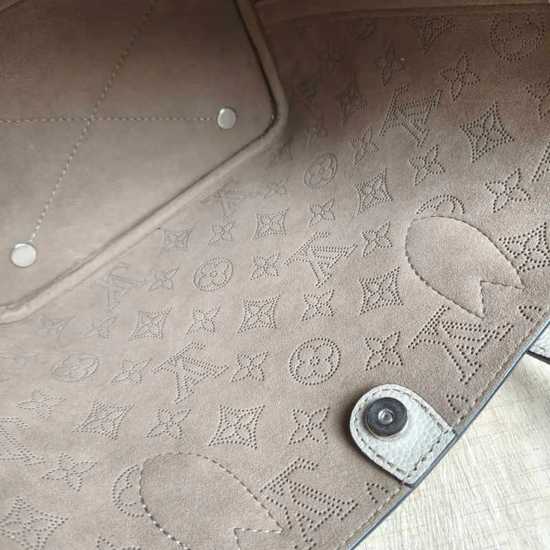Louis Vuitton Crossbody Bag Blossom Top Handle Bag Calfskin Small20 × 12.5 × 20 cm — detail view 6 of 13