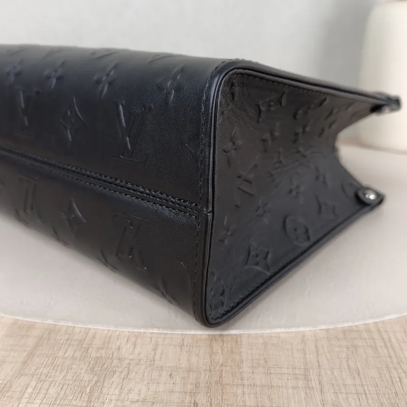 Louis Vuitton Shoulder Bag Onthego Black Calfskin Small 25 × 11.5 × 19 cm Shoulder Strap — detail view 5 of 12