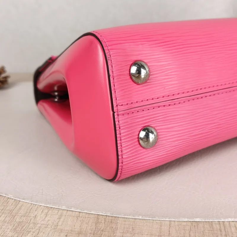 Louis Vuitton Crossbody Bag CLUNY Red Calfskin BB 28 × 10 × 20 cm — detail view 4 of 14