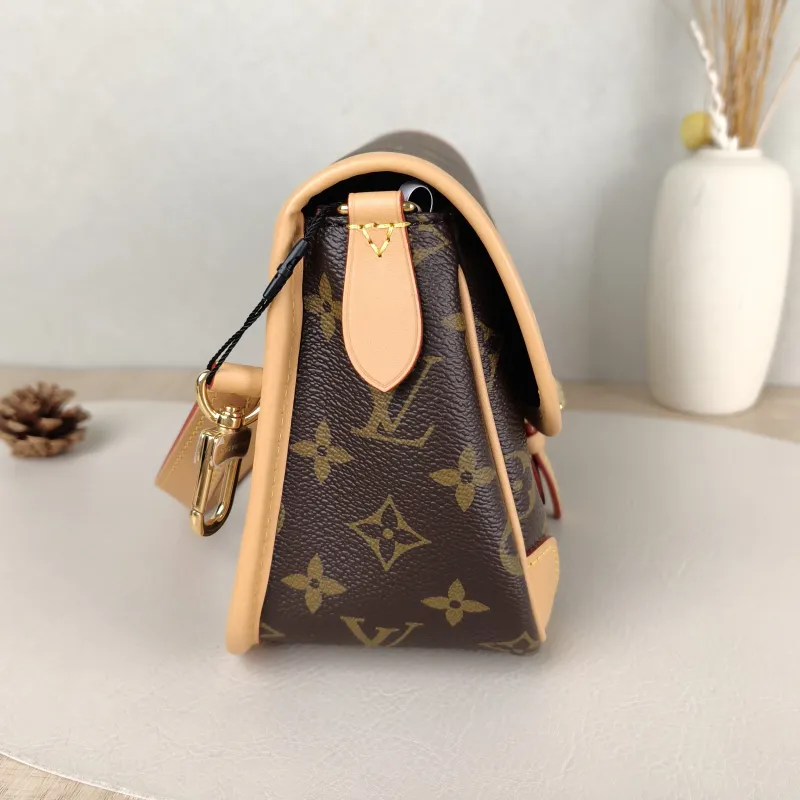 Louis Vuitton Crossbody Bag Shoulder Strap PVC Small 24 × 9 × 15 cm — detail view 2 of 15