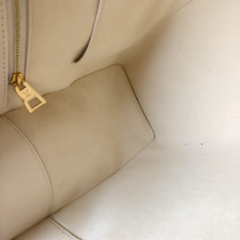 Louis Vuitton Shoulder Bag Onthego Medium White Monogram Empreinte Embossed Calfskin Medium 35 × 14 × 27 cm — detail view 12 of 12
