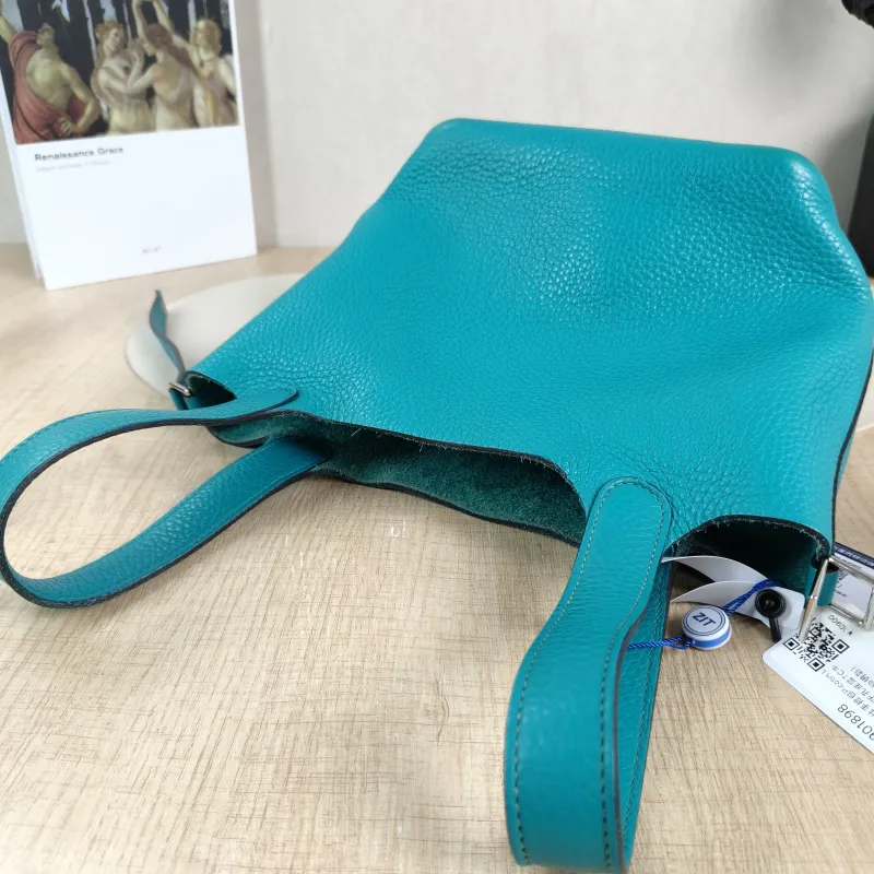 Hermès Top Handle Bag Picotin Lock 18 187F TC Calfskin Small18 × 13 × 18 cm — detail view 4 of 9