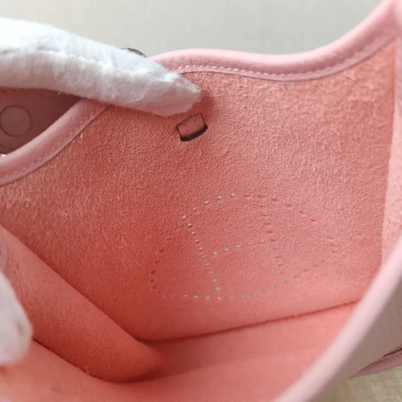 Hermès Crossbody Bag Evelyne Mini 16 Mini 16 TC Calfskinmini17 × 5.5 × 18 cm — detail view 9 of 12