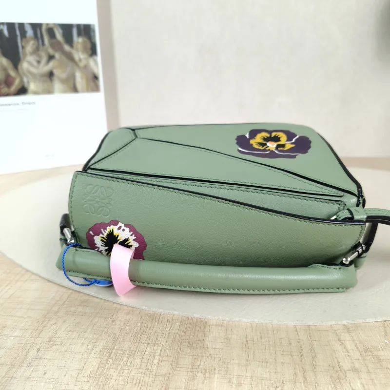 LOEWE Crossbody Bag Puzzle Green Calfskin Mini 18 × 8 × 12.5 cm — detail view 1 of 12