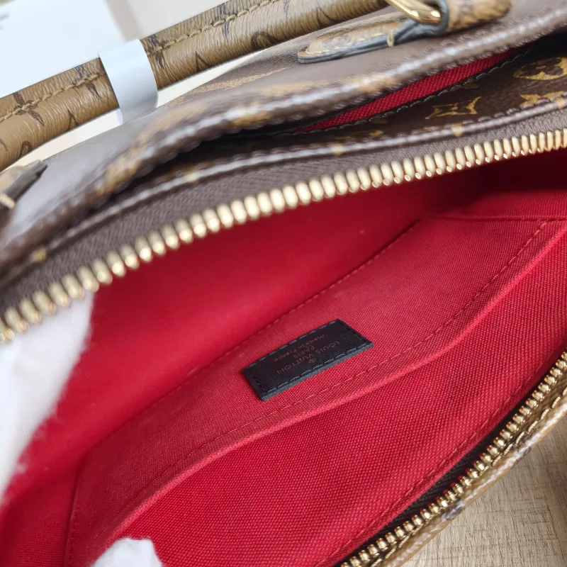 Louis Vuitton Crossbody Bag Onthego East West Monogram PVC Small25 × 10 × 13 cm — detail view 13 of 13