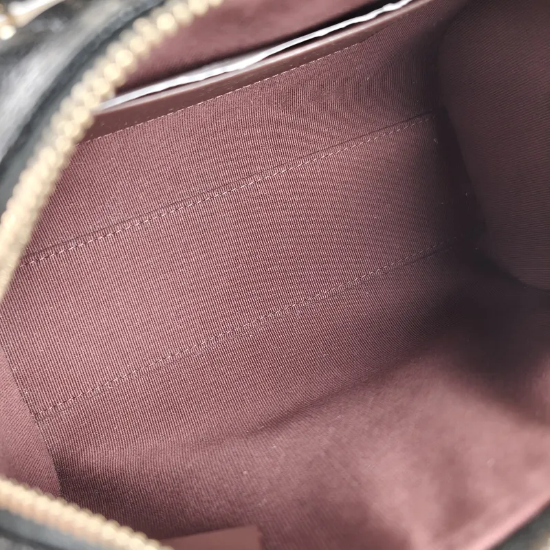 Chanel Crossbody Bag Crossbody Bag Black Grained Calfskin One Size 18.5 × 11 × 11.5 cm — detail view 3 of 11