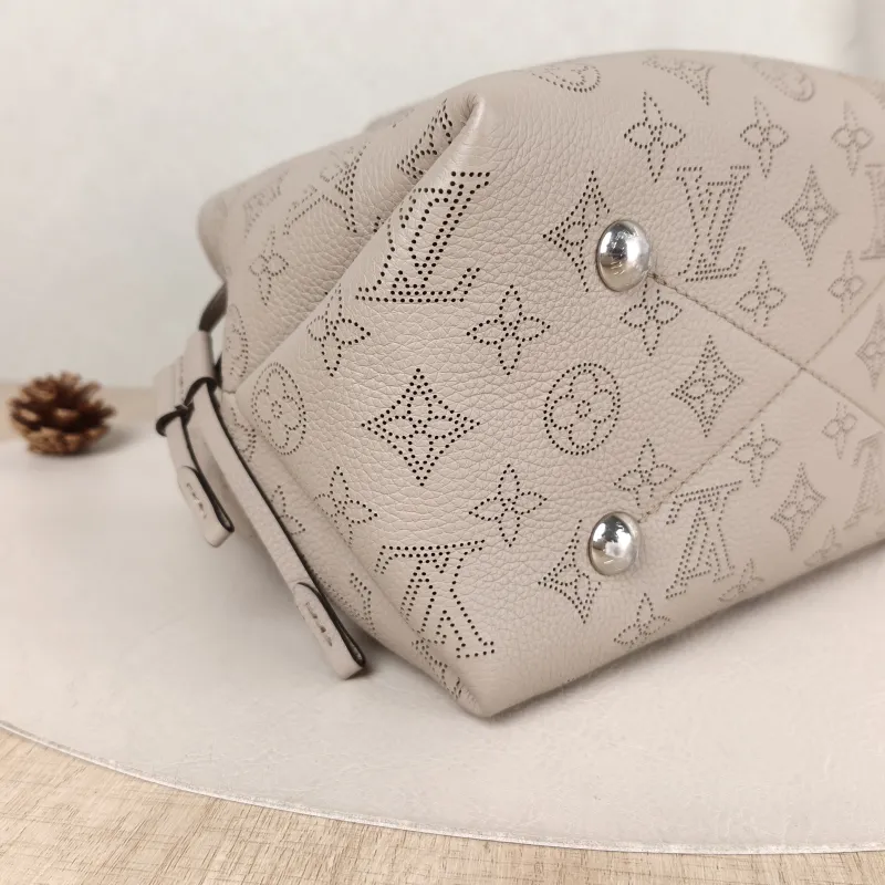 Louis Vuitton Crossbody Bag BELLA Calfskin One Size 22 × 14 × 19 cm — detail view 4 of 11