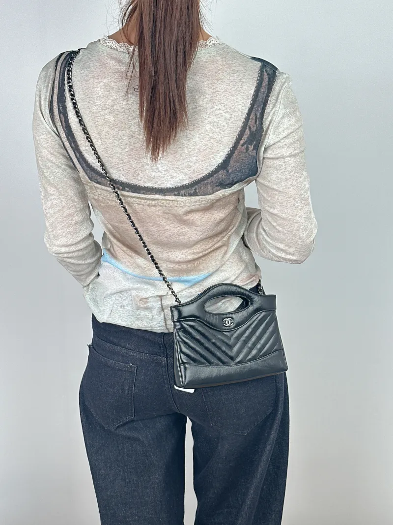 Chanel Shoulder Bag31Bag v Waxed Leather Calfskinnano20.5 × 3.5 × 17 cm — on-model view 1 of 3