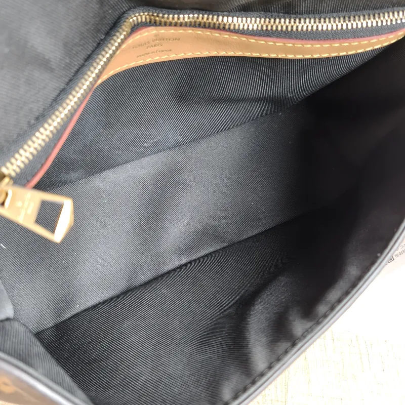 Louis Vuitton Crossbody Bag Diane Baguette Bag Shoulder Strap PVC Small 24 × 9 × 15 cm — detail view 11 of 12