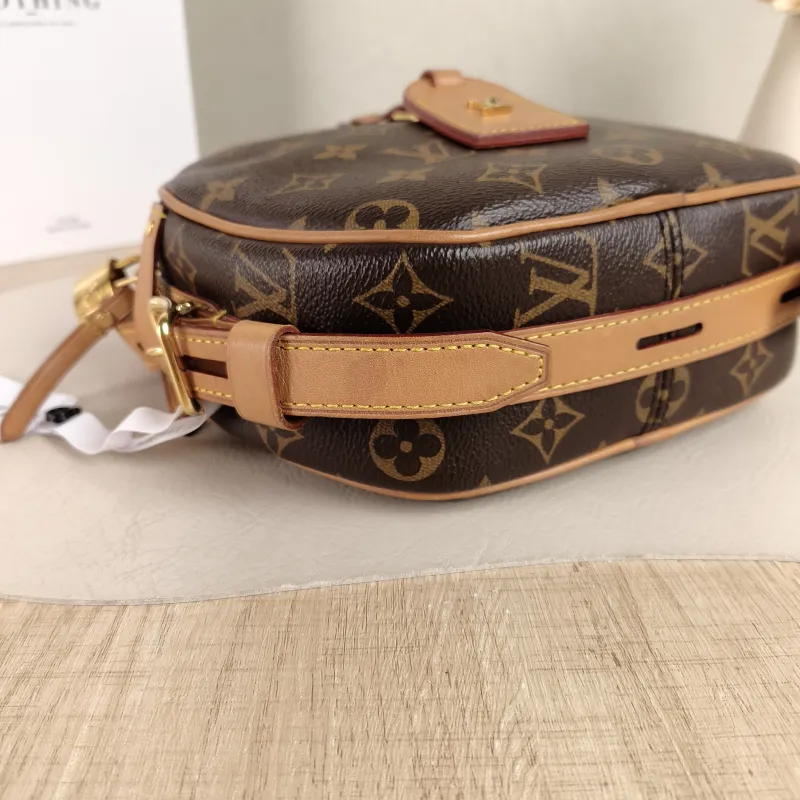 Louis Vuitton Crossbody Bag BOITE CHAPEAU SOUPLE Monogram PVC Large20 × 8 × 22.5 cm — detail view 3 of 10