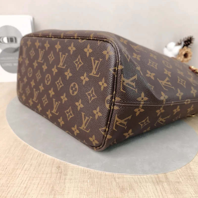 Louis Vuitton Shoulder Bag Neverfull Monogram PVC Medium 31 × 14 × 28 cm — detail view 1 of 9
