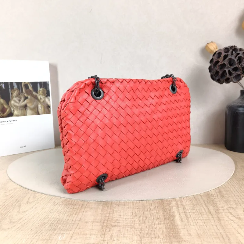 Bottega Veneta Shoulder Bag Shoulder Bag Red Lambskin One Size30 × 4 × 18 cm — cover view 2 of 6