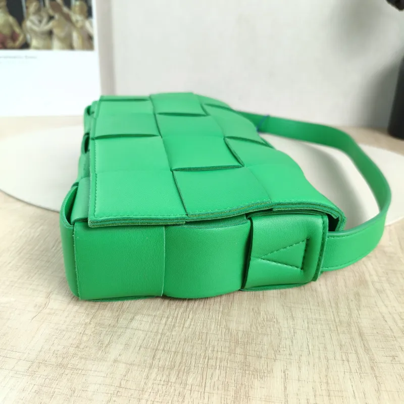 Bottega Veneta Crossbody Bag Cassette Woven Green Lambskin Medium23 × 5 × 15 cm — detail view 13 of 13