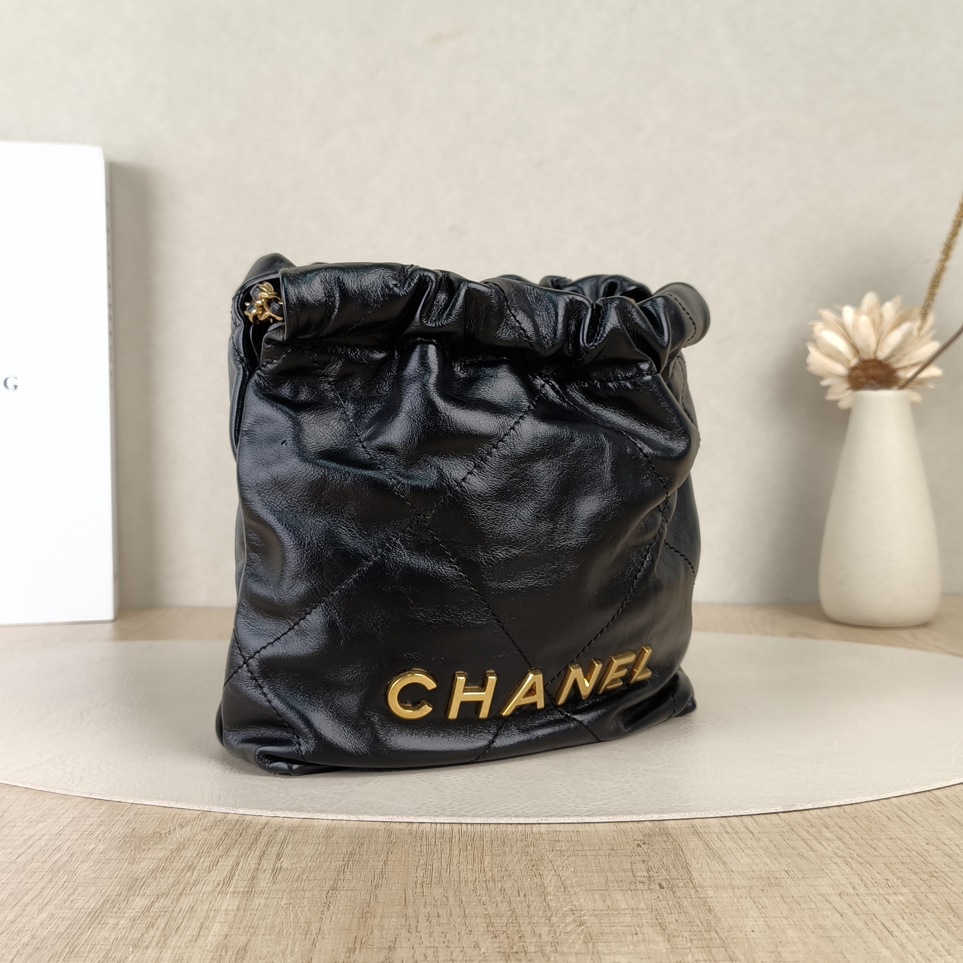Chanel Shoulder Bag Pearl 22bag Black CC alfskinmini20 × 6 × 19 cm — cover view 2 of 5