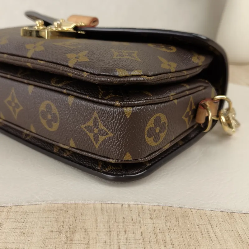 Louis Vuitton Crossbody Bag Pochette Métis East West Monogram PVC Small21.5 × 6 × 13.5 cm — detail view 15 of 18