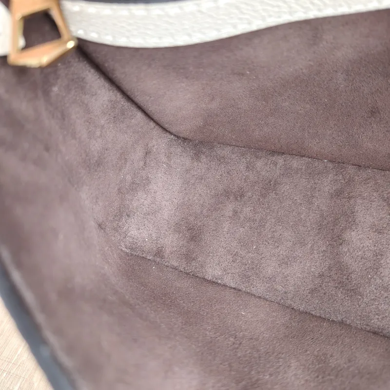 Louis Vuitton Crossbody Bag Diane Baguette Bag White Empreinte Embossed Calfskin Small 24 × 9 × 15 cm — detail view 9 of 11