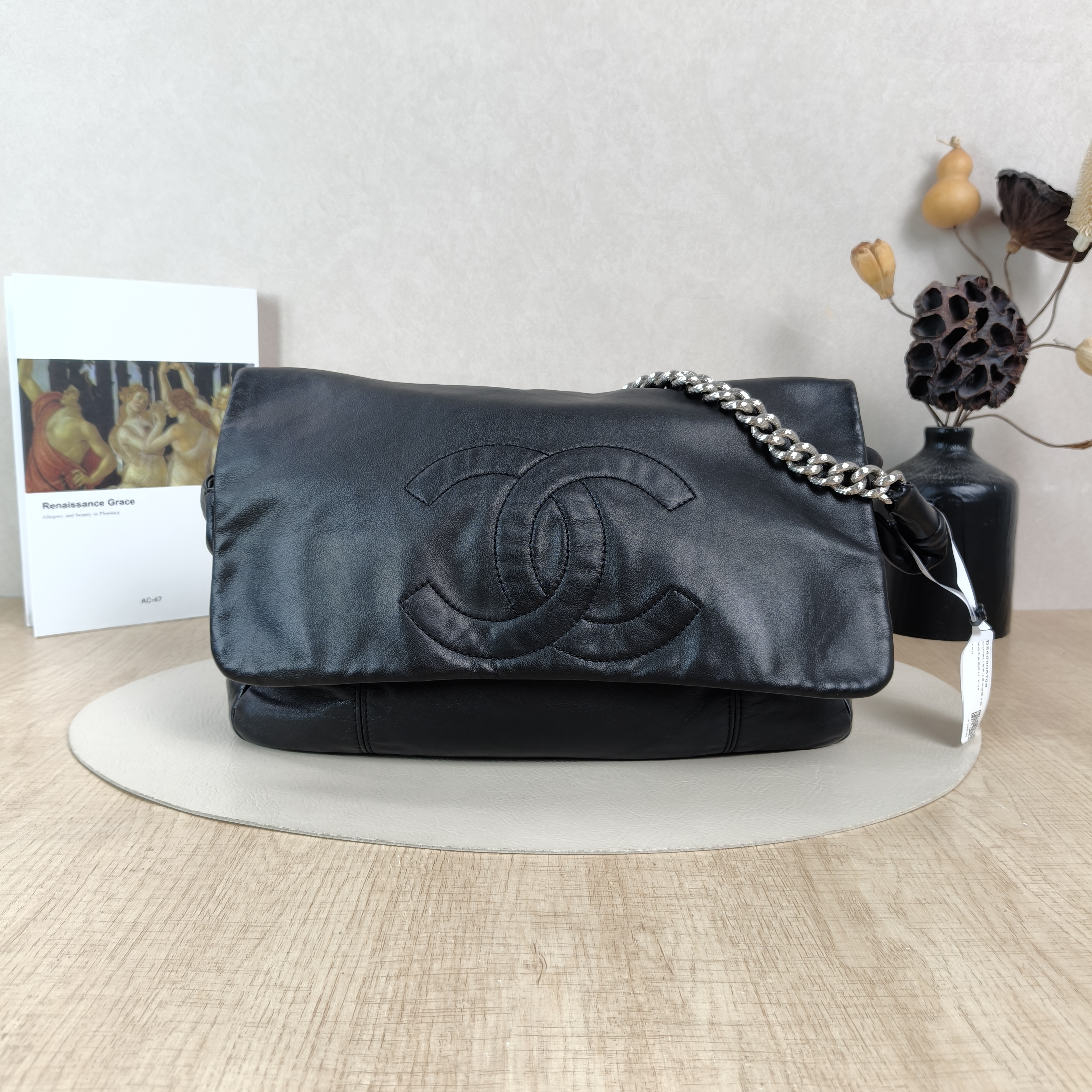 Chanel Shoulder Bag Black Calfskin One Size32 × 8 × 24 cm