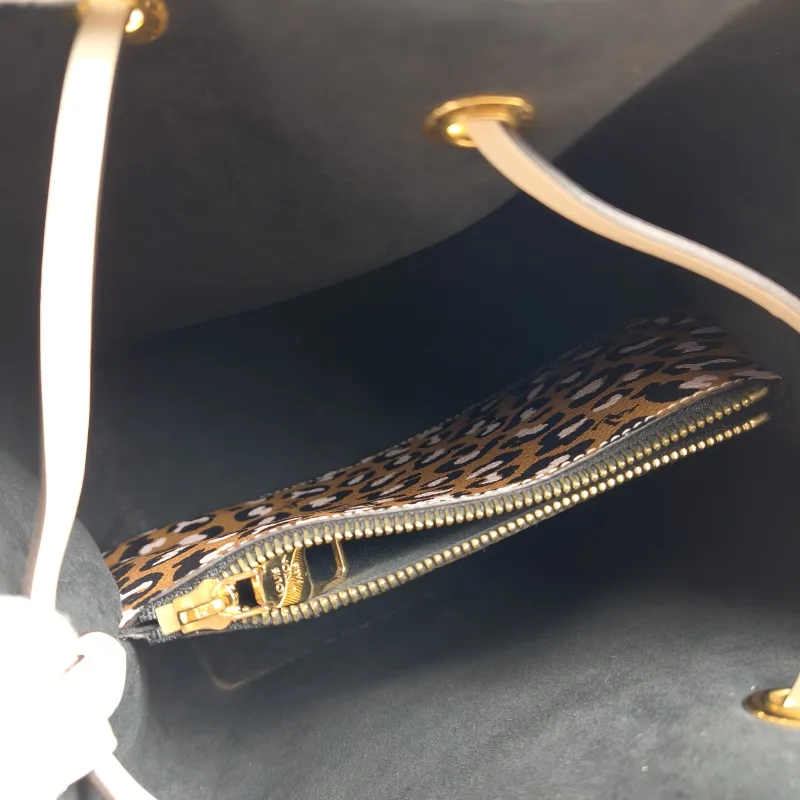 Louis Vuitton Shoulder Bag NÉONOÉ Bucket Bag PVC Medium 26 × 17.5 × 26 cm — detail view 4 of 11
