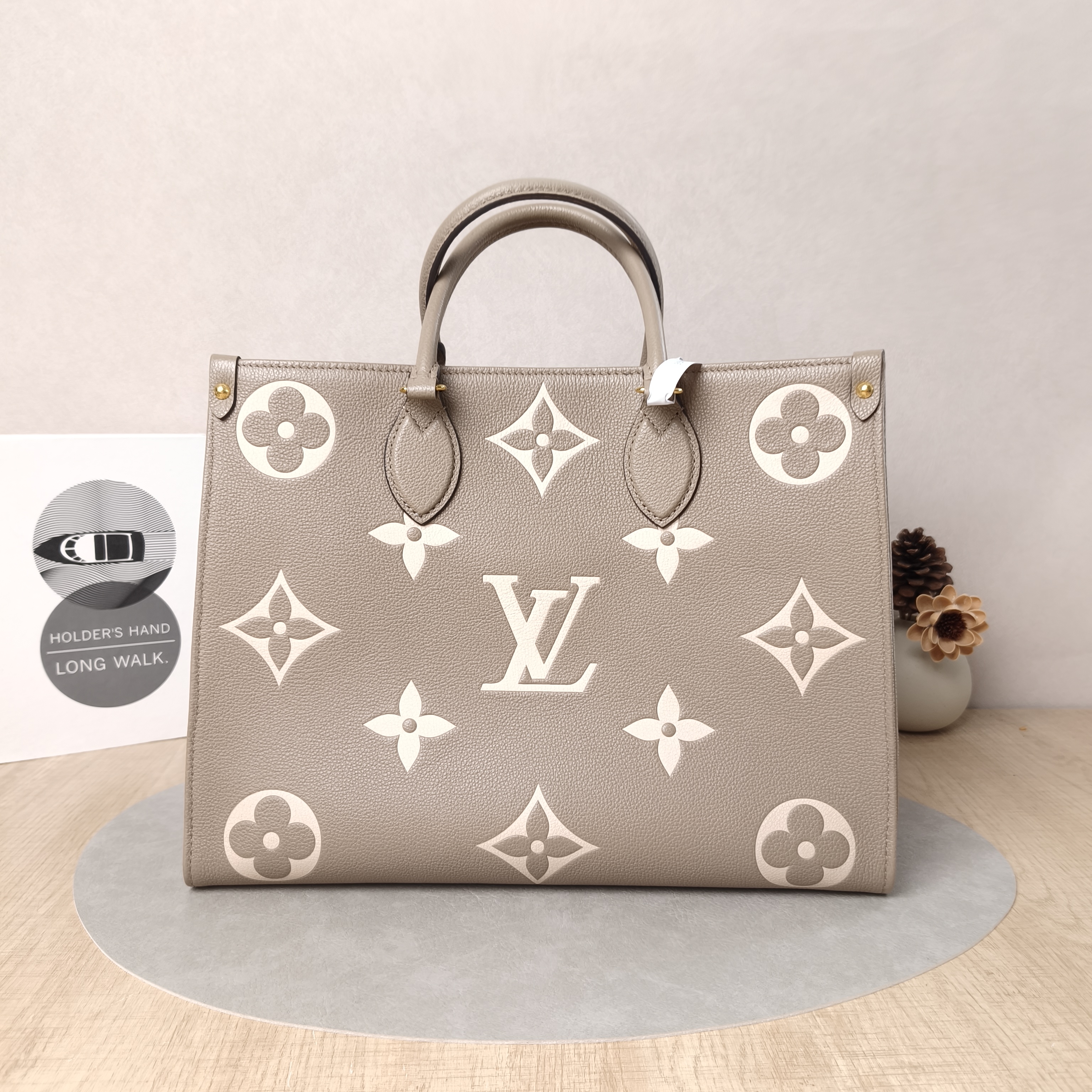 Louis Vuitton Shoulder Bag Onthego Medium · White Empreinte Embossed Calfskin Medium35 × 14 × 27 cm — cover view 2 of 6