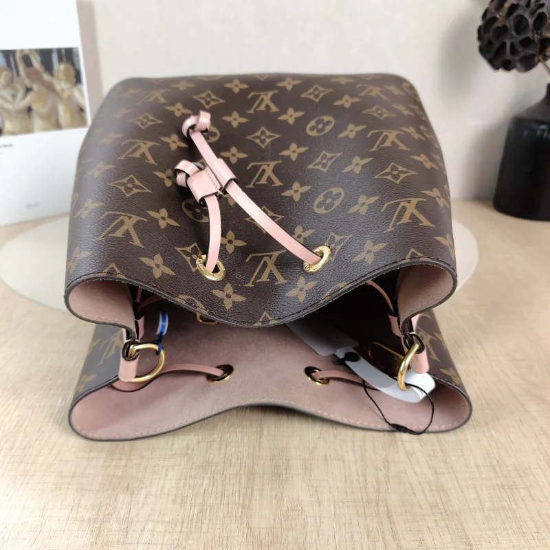 Louis Vuitton Shoulder Bag NÉONOÉ Bucket Bag PVC Medium 26 × 17.5 × 26 cm — detail view 5 of 10