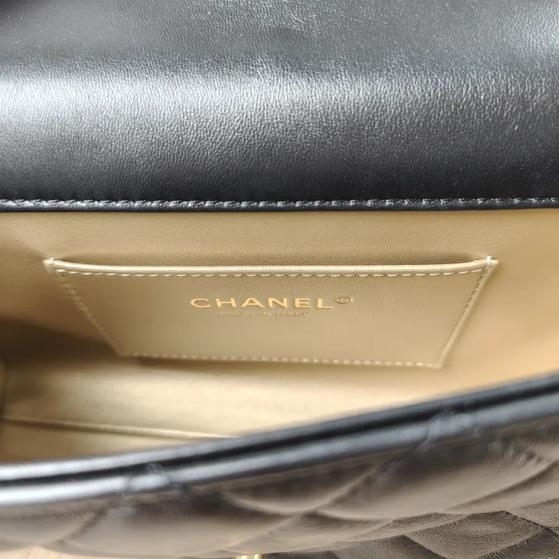 Chanel Crossbody Bag24b Crossbody Bag Black Lambskin One Size20 × 5 × 14 cm — detail view 7 of 14