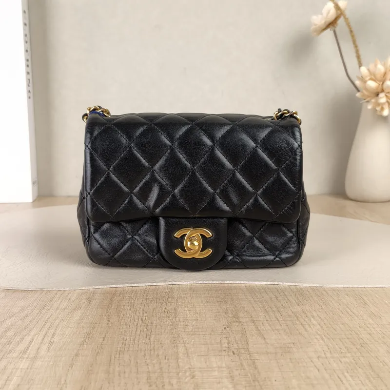 Chanel Crossbody Bag Black Lambskin One Size17 × 8 × 13.5 cm Conditioned