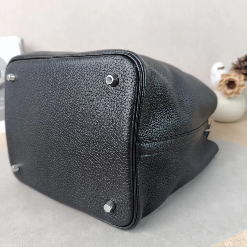 Hermès Top Handle Bag Picotin Lock 22 22 Black Taurillon Clemence TC Calfskin Medium 22 × 18 × 21 cm C — detail view 12 of 12