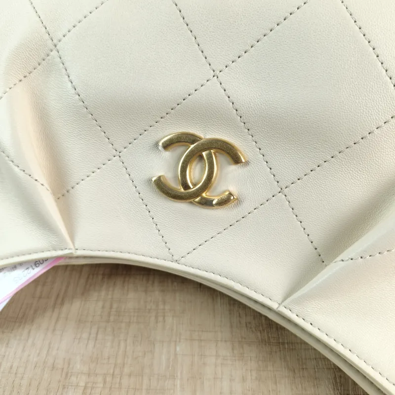 Chanel Crossbody Bag hobo White Lambskin One Size 27 × 11 × 24 cm — detail view 7 of 12