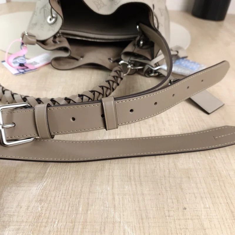 Louis Vuitton Shoulder Bag Muria Grey Calfskin One Size 26 × 14 × 26 cm — detail view 4 of 11