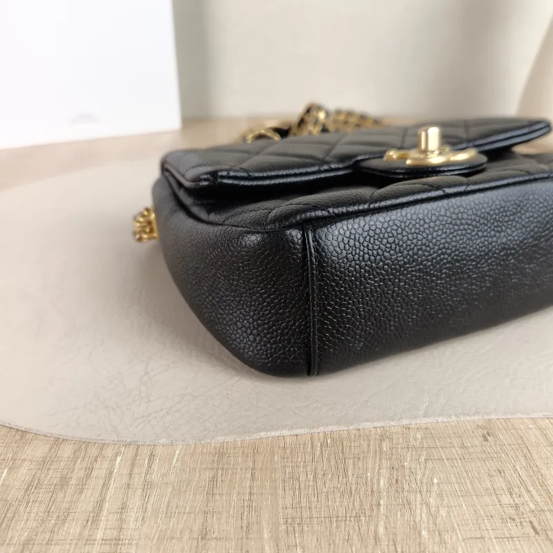Chanel Crossbody Bag Black Grained Calfskin 19 × 6 × 14 cm — detail view 10 of 11
