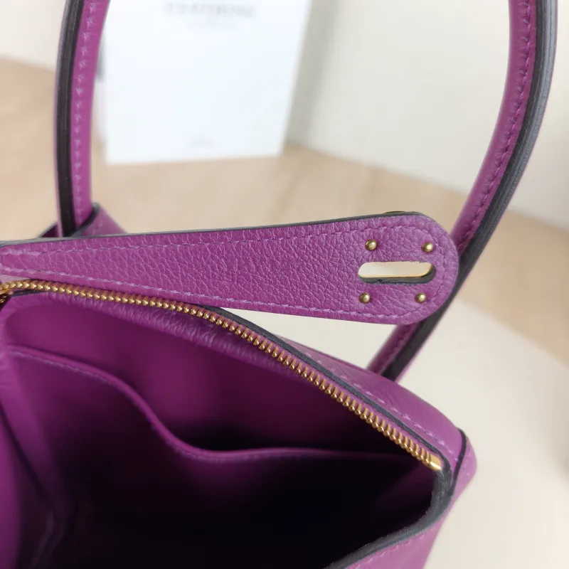 Hermès Crossbody Bag Lindy 26 P9Anemone Taurillon Clemence TC Calfskin Small 26 × 12 × 18 cm Y — detail view 5 of 12