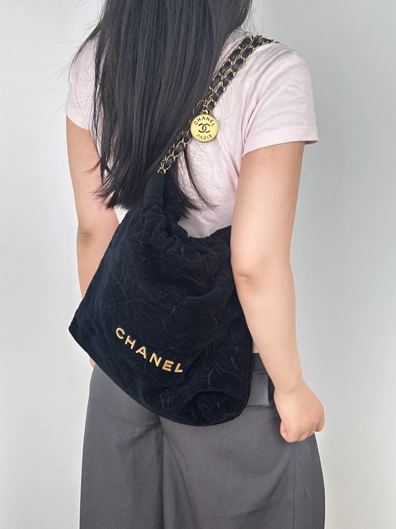 Chanel Shoulder Bag22Bag Black Small35 × 7 × 37 cm — on-model view 1 of 2