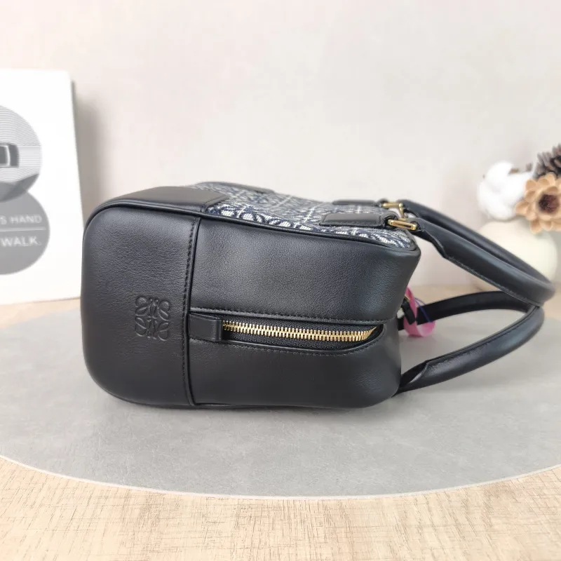LOEWE Crossbody Bagamazona 19 Blue White Black Calfskin，Canvas Small19 × 11.5 × 18 cm — detail view 6 of 12